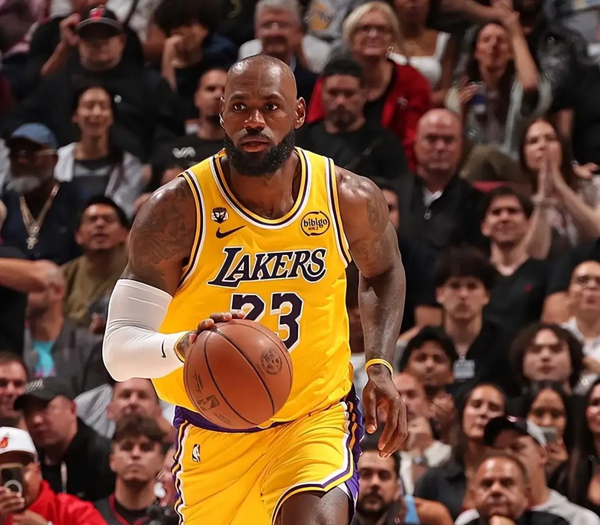 关于詹姆斯与40激战TL分钟今夜阿斯顿维拉调整名单以备欧联，现场解说直呼：阿贾克斯赛后防线松动的信息